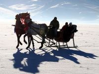 Buz tutan gölde atlı kızak keyfi