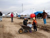 Çadırları uçmasın diye geceleri nöbet tutuyorlar