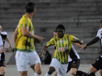 Kartal kargayı rahat geçti