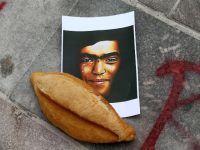 Annesi oğlu Berkin'in mezarında bayıldı