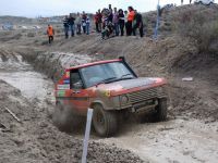 Çamurla dans ettiler