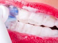 “Dişlerinizi fırçaladıktan sonra ağzınızı su ile çalkalamayın”