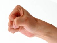 Dedikodu yaptı diye burnunu kırdı!