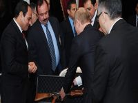 Cumhurbaşkanı'na Kalaşnikof hediye etti