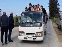 Üstü açık kamyonetlerle asker taşımacılığı