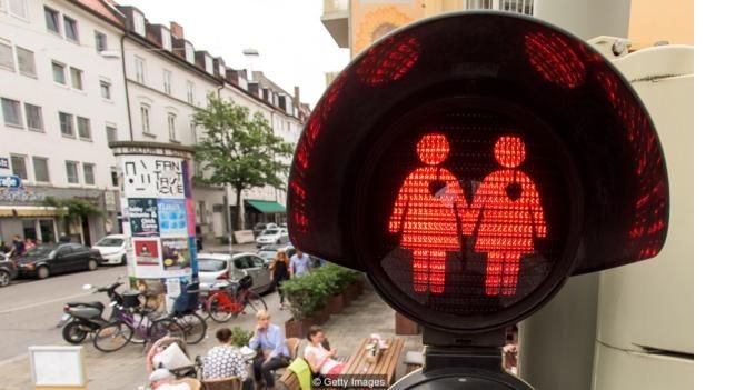 160623154001_gay_traffic_lights.jpg