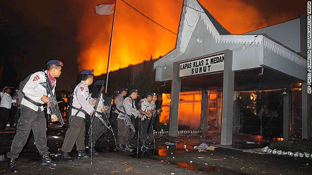 130712002906-indonesia-prison-unrest-story-top[1]