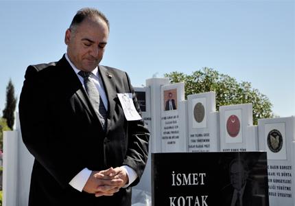 ismet-kotak-mezari-basinda-anildi-2013-09-11_m[1]