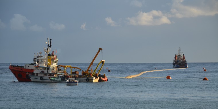 Mersin'den KKTC'ye denizin alt?ndan su götürecek olan KKTC Su Temin Projesi kapsam?nda deniz isale hatt?n?n k?y? yakla??m?nda ikinci boru bat?rma i?lemi yap?ld?. (Tahsin ÜNLÜ - Anadolu Ajans?)