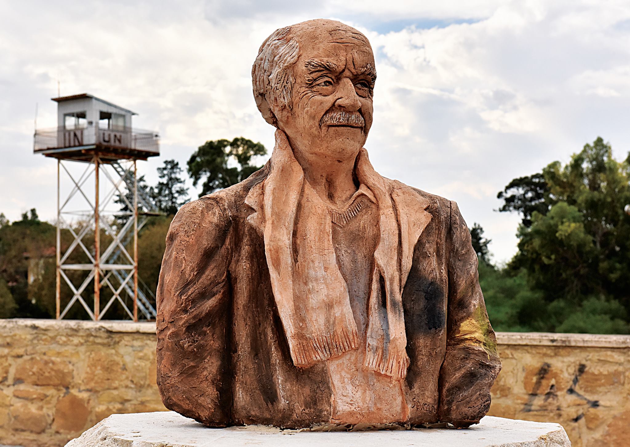 BENER HAKKI HAKERİ'NİN BÜSTÜ