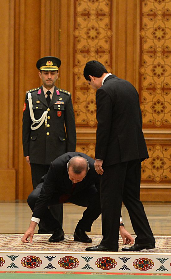 Erdoğan bayrağı yerden aldı