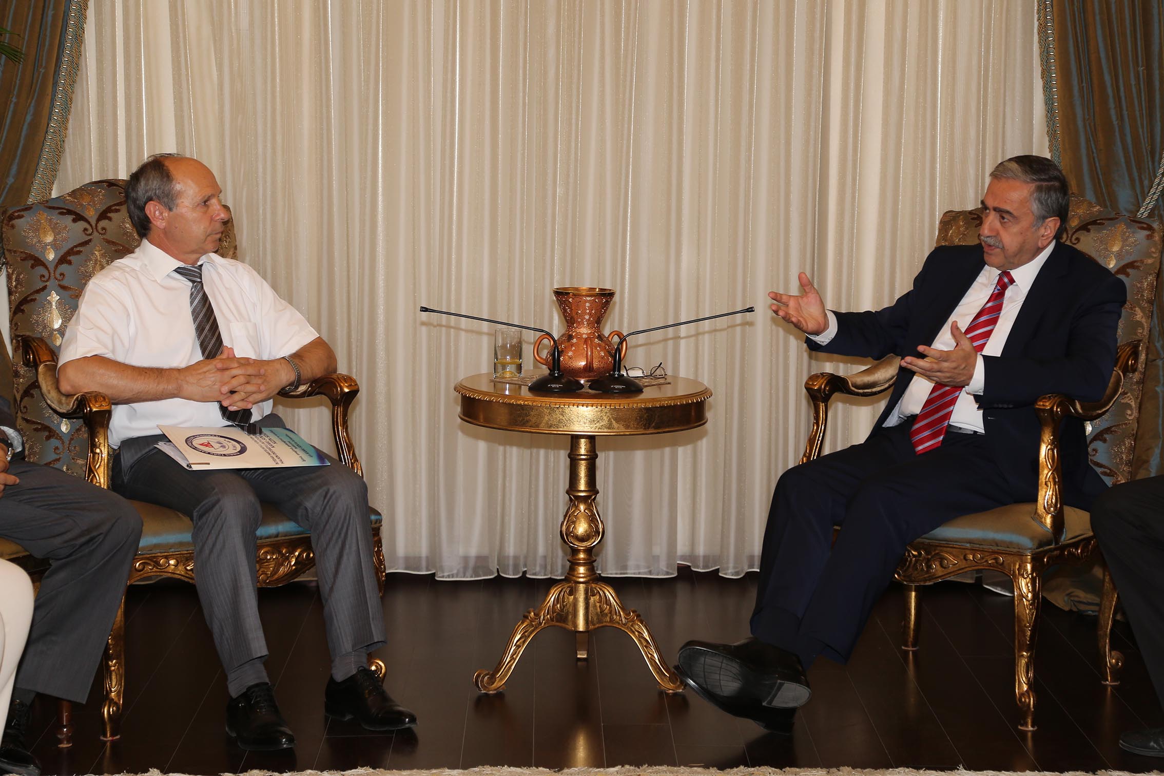 Mustafa Akıncı KAMU-SEN Başkanı Mehmet Özkardaş'ı kabul etti.