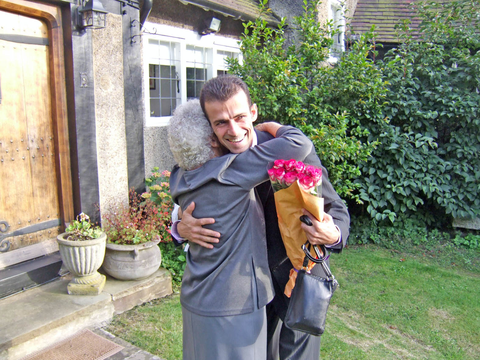 2007 yılında Rum medyasında yayınlanan Hristakis fotoğrafları ile kendi çocukluk fotoğraflarını karşılaştıran Adana'lı Hakan Kutevu, Rum medyasına başvurmuştu. 