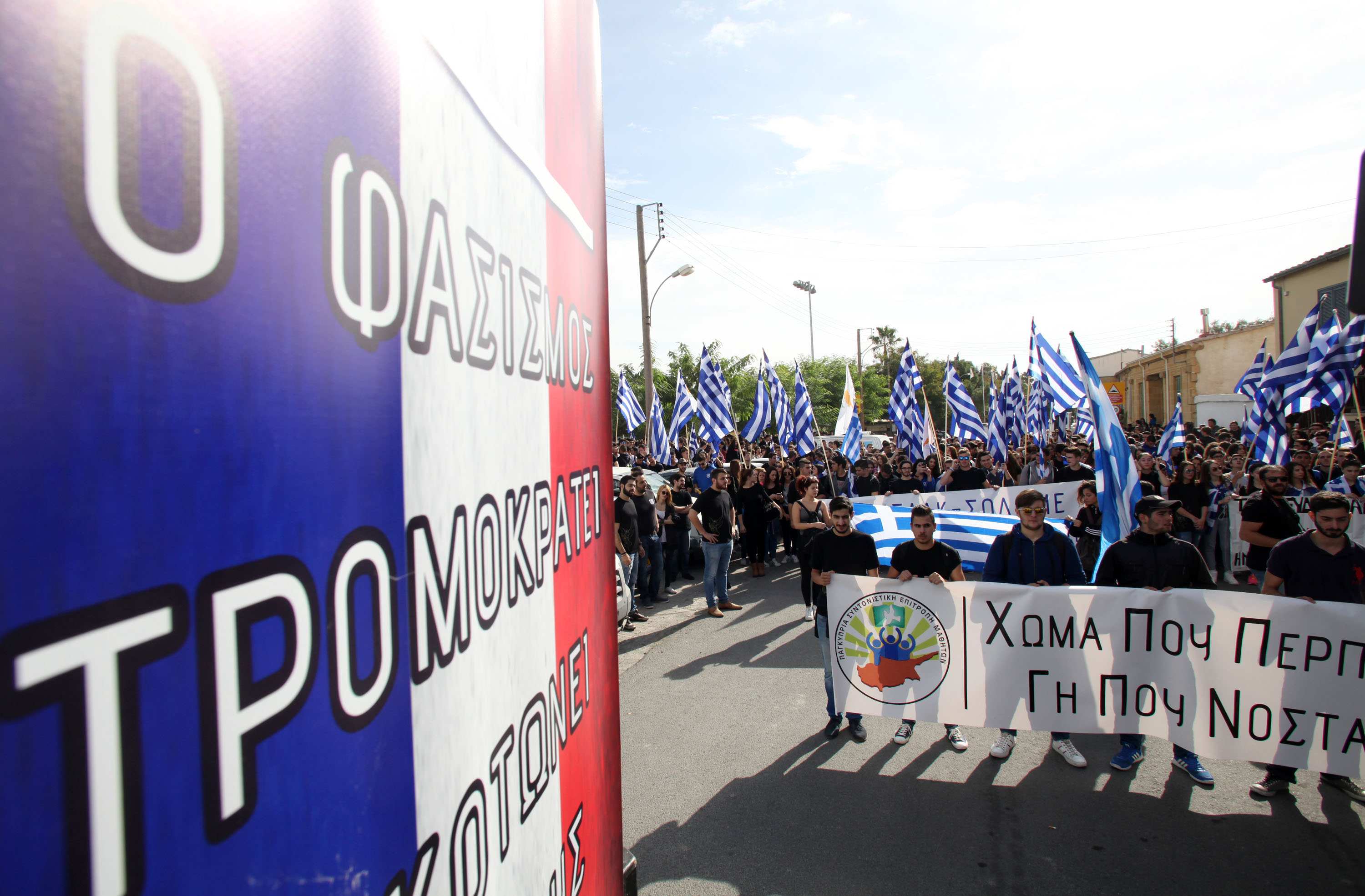 Güney Lefkoşa’da üç ayrı yerde eylem gerçekleştiren yaşları 15-19 arasında olan Rum gençler, Kıbrıslı Türk’lere çeşitli saldırılarda bulundu