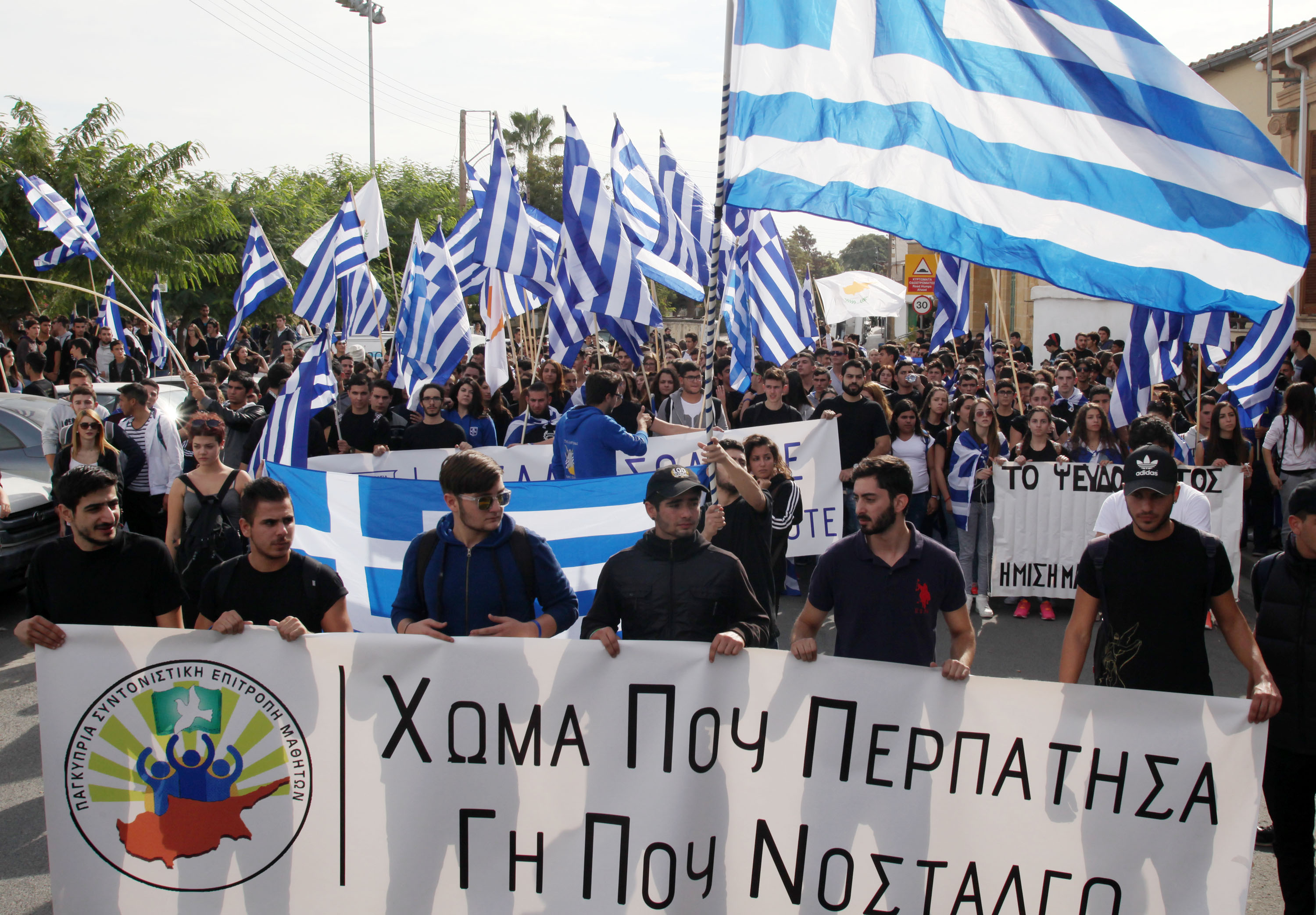Güney Lefkoşa’da üç ayrı yerde eylem gerçekleştiren yaşları 15-19 arasında olan Rum gençler, Kıbrıslı Türk’lere çeşitli saldırılarda bulundu