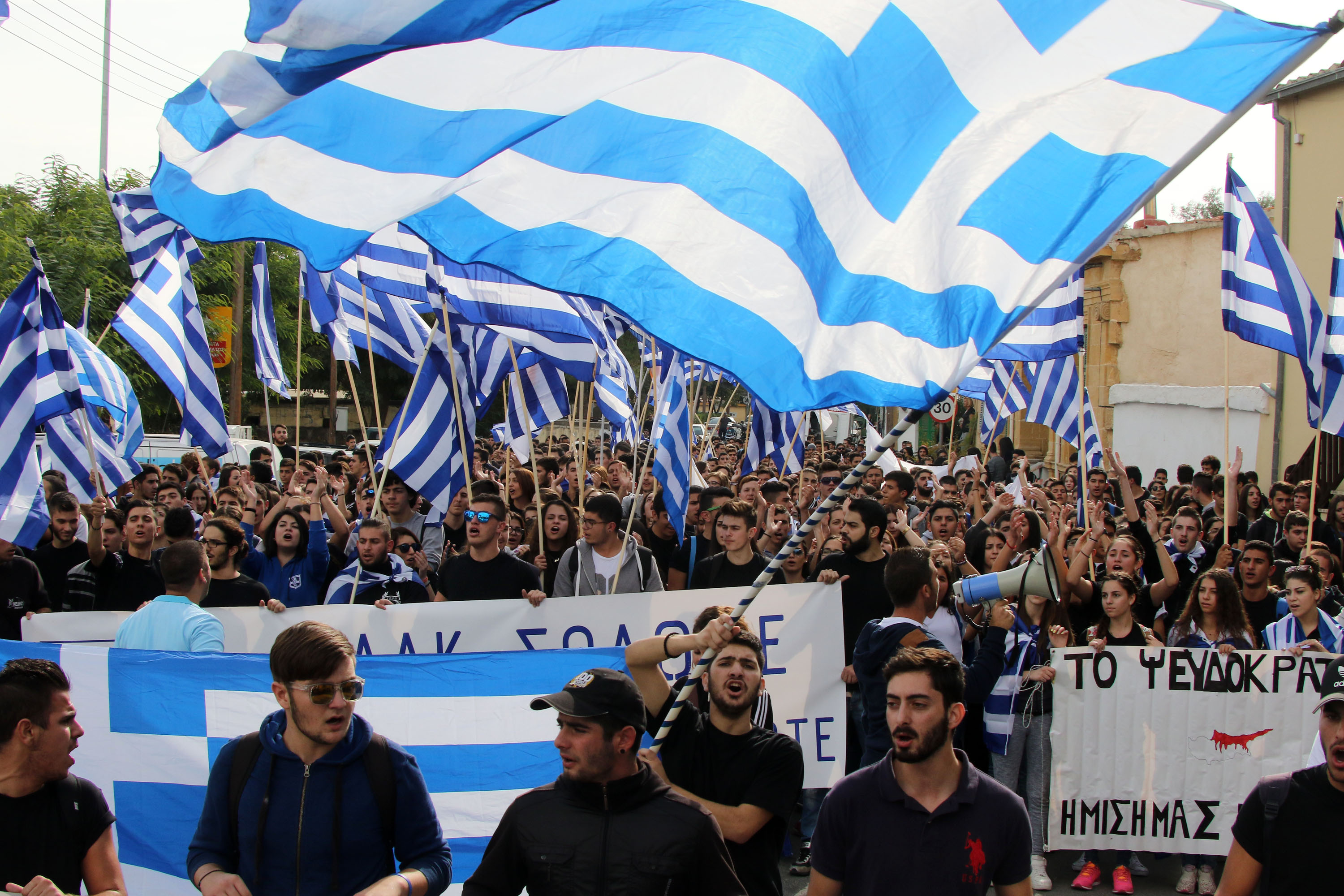 Güney Lefkoşa’da üç ayrı yerde eylem gerçekleştiren yaşları 15-19 arasında olan Rum gençler, Kıbrıslı Türk’lere çeşitli saldırılarda bulundu