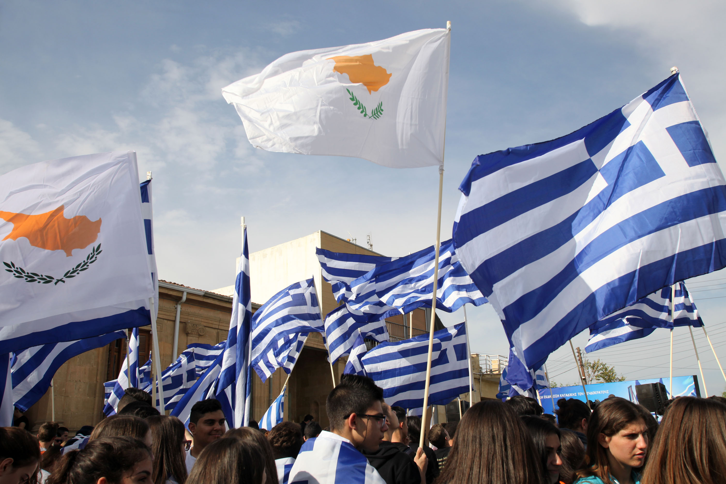 Güney Lefkoşa’da üç ayrı yerde eylem gerçekleştiren yaşları 15-19 arasında olan Rum gençler, Kıbrıslı Türk’lere çeşitli saldırılarda bulundu