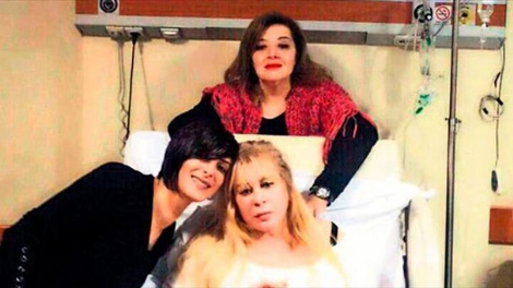 zerrin-ozer-gecirdigi-ameliyat-sonrasi-elini-kirdi-7195308_2188_m