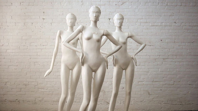 her-magazada-boy-gosteren-ciplak-cansiz-mankenler_795208