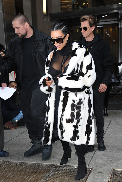 Magazin dünyasının ünlü ismi Kim Kardashian Manhattanda bir binadan çıkışında görüntülendi.