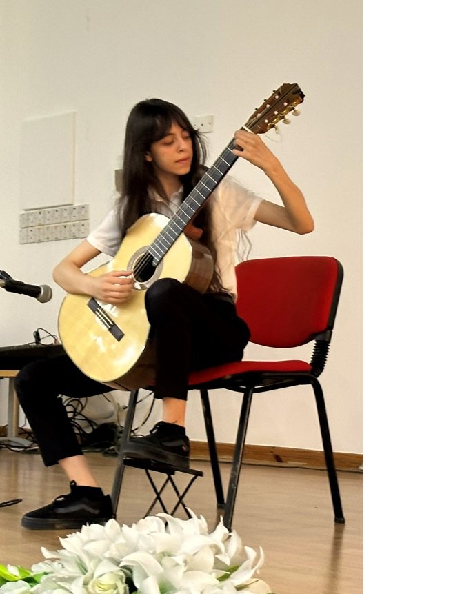 3.anadolu-guzel-sanatlar-lisesi-9.sinif-ogrencisi-melisa-cirakoglu-odul-toreninde-bir-gitar-dinletisi-gerceklestirdi.jpg