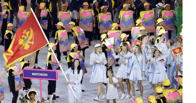 _90725971_arrowshirts.jpg _90725971_arrowshirts.jpg