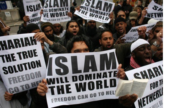 muslims-carrying-banners-declaring-islam-will-dominate-the-world-protest-at-the-visit-of-mr-wilders-to-the-uk-620x414.jpg