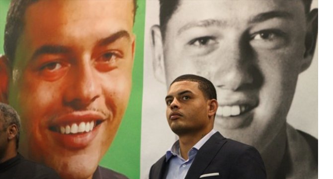 siyahi-genc-bill-clinton-un-babasi-oldugunu-iddia-8919451_8998_o.jpg siyahi-genc-bill-clinton-un-babasi-oldugunu-iddia-8919451_8998_o.jpg