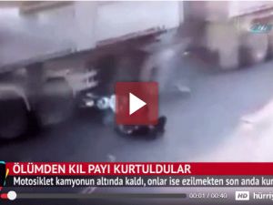 Kamyonun altında ezilmekten kıl payı kurtuldular.