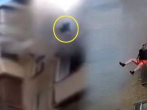 Yanan apartmanın 5. katından aşağı atladılar