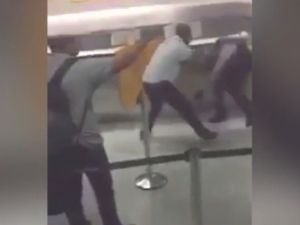 Uçuşu ertelenince polisi böyle dövdü